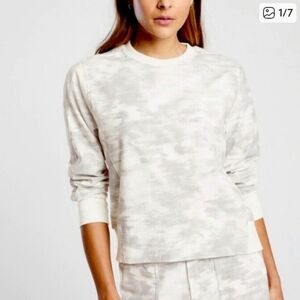 Athleta NWOT Farallon Print Sweatshirt in Inversion Light Grey Small XXS